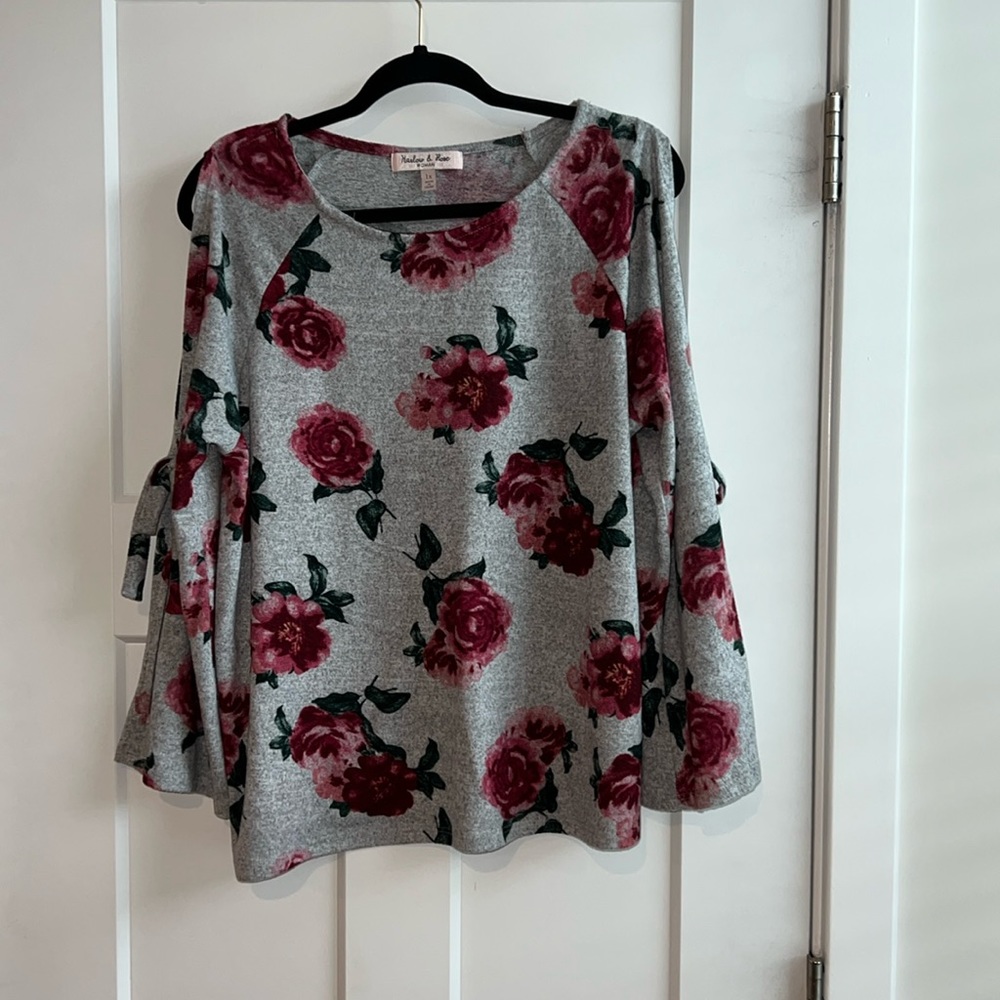 Harlow & Rose with open Sleeves and Bows. Red Roses. Lightweight Sweater Size 1X